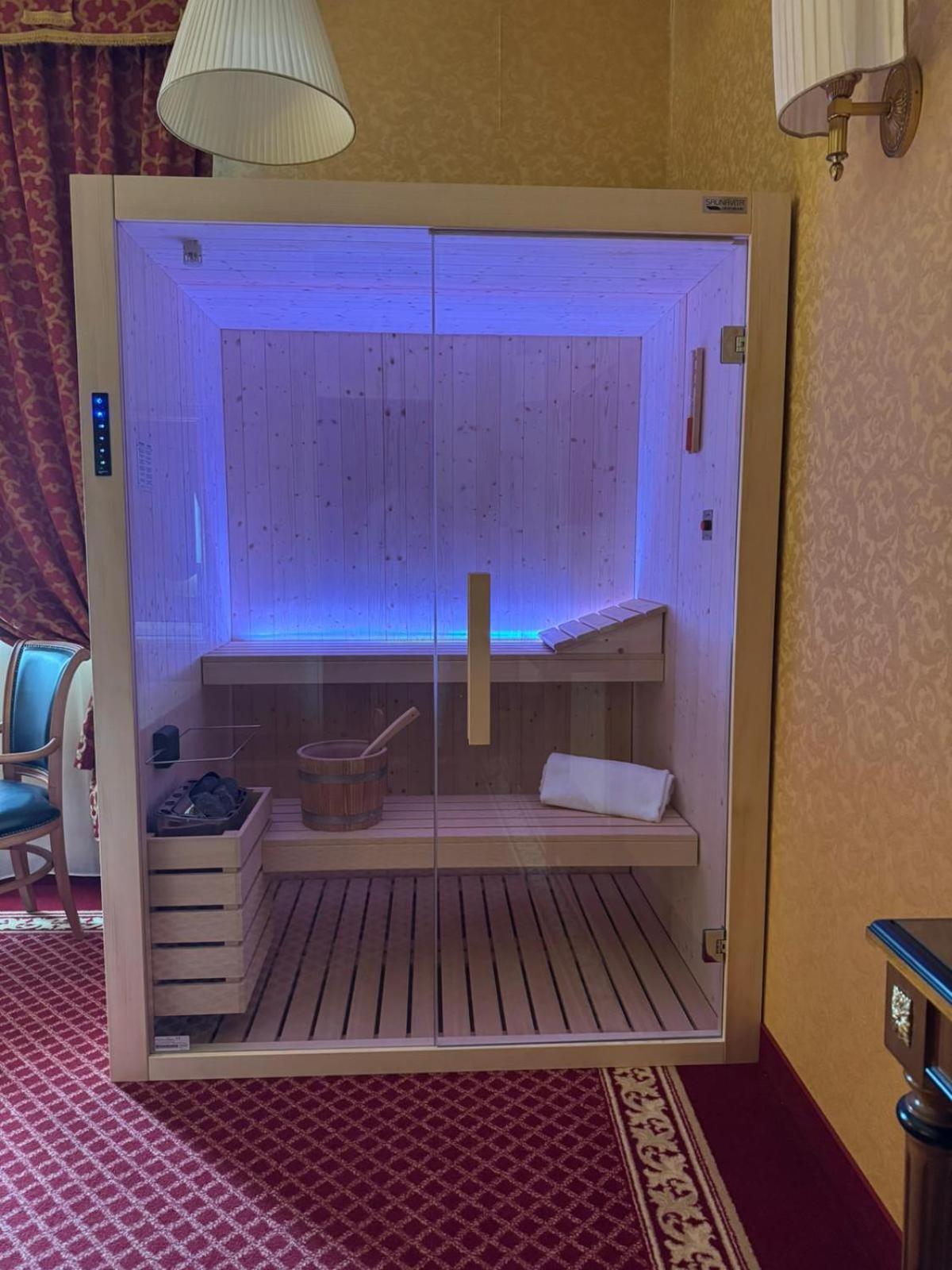 Suite Sauna Hot Tub