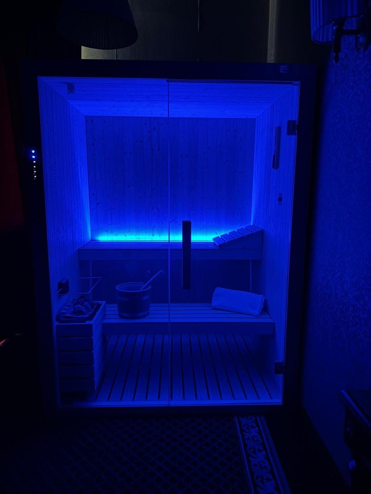Suite Sauna Hot Tub
