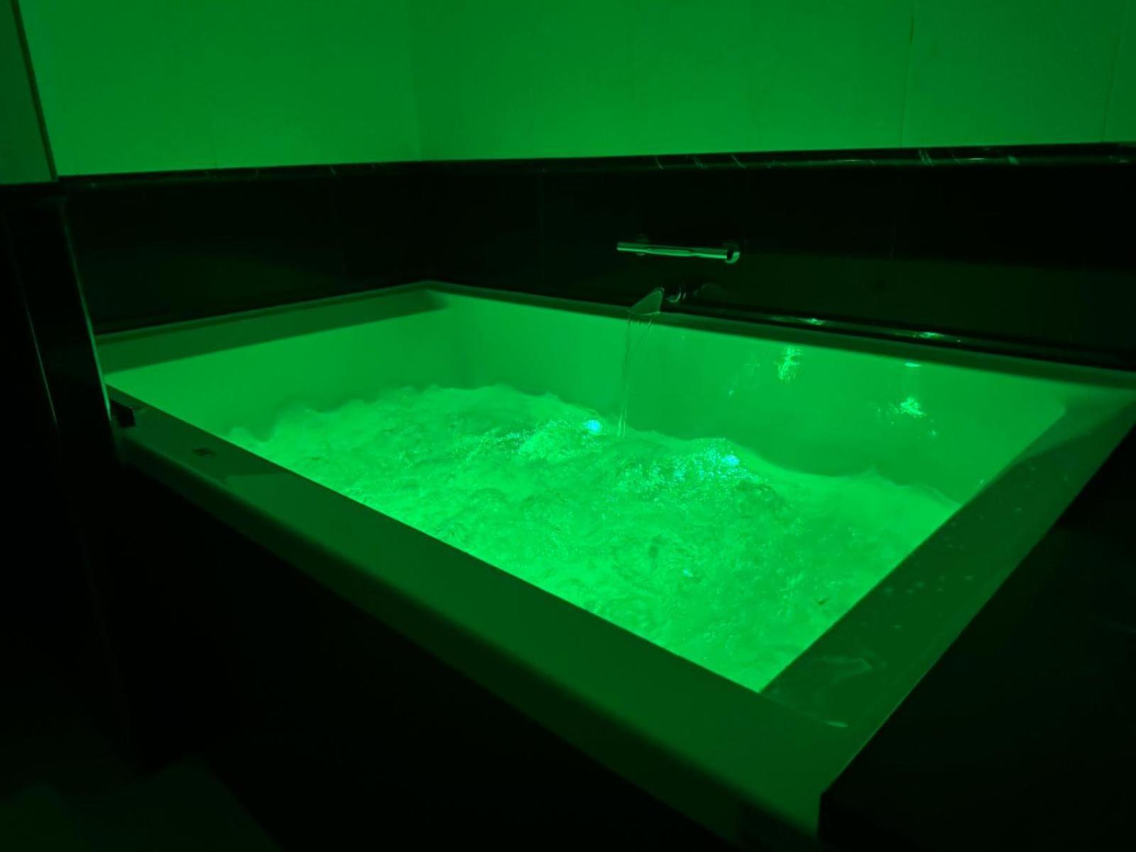 Suite Sauna Hot Tub